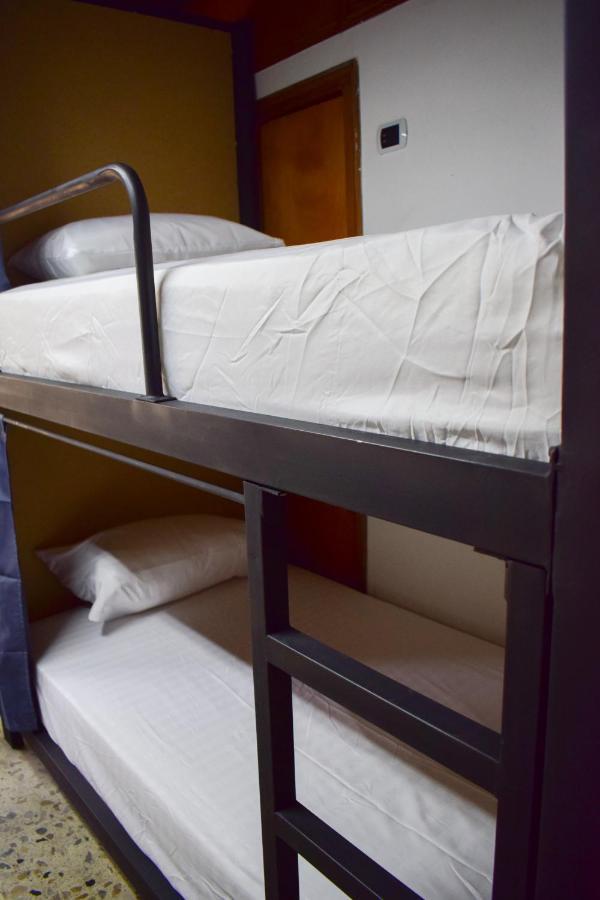 Area 51 Hostel 메딜린 외부 사진